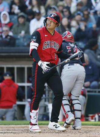 　ナショナルズ戦の５回、空振り三振に倒れた村上。この試合、５打数無安打だった（共同）