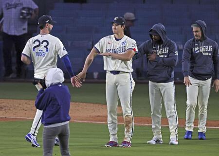 　カブスに快勝し、チームメートを迎える大谷（右から３人目）＝共同