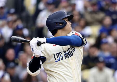 　カブス戦の１回、左前打を放つ大谷（共同）