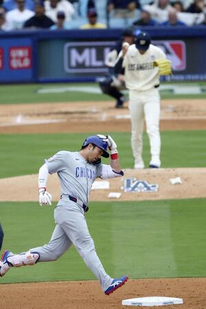 　ドジャース戦の２回、先発佐々木（奥）から４号ソロを放ち、塁を回る鈴木（共同）