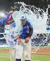 　試合後に手荒い祝福を受ける、５号ソロを放った岡本（共同）