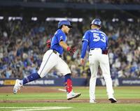 　ガーディアンズ戦の４回、５号ソロを放ち塁を回る岡本（共同）