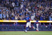 　ガーディアンズ戦の４回、５号ソロを放ち塁を回る岡本（共同）