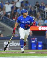 　ガーディアンズ戦の４回、５号ソロを放つ岡本（共同）