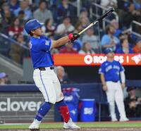 　ガーディアンズ戦の４回、５号ソロを放つ岡本（共同）