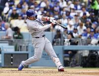 　ドジャース戦の２回、先制の４号ソロを放つ鈴木（共同）