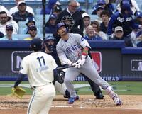 　ドジャース戦の２回、先発佐々木（11）から４号ソロを放つ鈴木（共同）