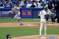 　カブス戦の２回、鈴木（奥左）に４号ソロを浴びた先発の佐々木（共同）