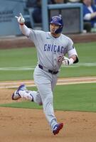 　ドジャース戦の２回、４号ソロを放ち塁を回る鈴木（共同）