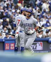 　ドジャース戦の２回、４号ソロを放った鈴木（共同）