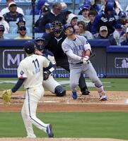 　ドジャース戦の２回、先発佐々木（11）から４号ソロを放つ鈴木（共同）