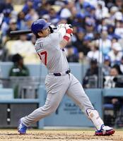 　ドジャース戦の２回、先制の４号ソロを放つ鈴木（共同）