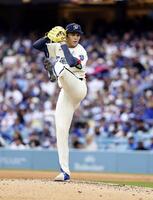 　カブス戦に先発し、５回０／３を４失点で今季初勝利を挙げた佐々木（共同）