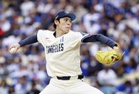 　カブス戦に先発し、５回０／３を４失点で今季初勝利を挙げた佐々木（共同）