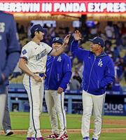 　カブスに快勝しロバーツ監督（右）とタッチを交わす大谷。奥は山本（共同）