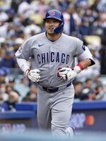 　ドジャース戦の２回、４号ソロを放った鈴木（共同）