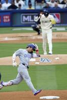 　ドジャース戦の２回、先発佐々木（奥）から４号ソロを放ち、塁を回る鈴木（共同）