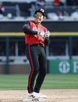 　ナショナルズ戦の９回、二ゴロで一走が二封となり、悔しそうな村上（共同）