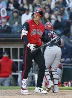 　ナショナルズ戦の５回、空振り三振に倒れた村上。この試合、５打数無安打だった（共同）