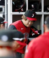 　ナショナルズに敗れて引き揚げる、無安打に終わった村上（共同）