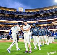 　勝利後、ナインを出迎える大谷（ロサンゼルス・ドジャース提供）