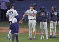 　カブスに快勝し、チームメートを迎える大谷（右から３人目）＝共同