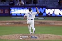 　試合後、マウンドで投球動作を確認する大谷（共同）