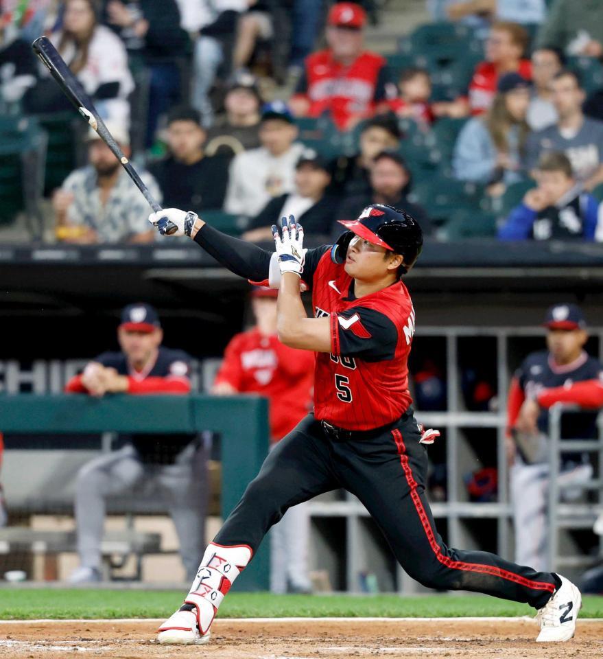 　４回、ソロを放つ村上（共同）