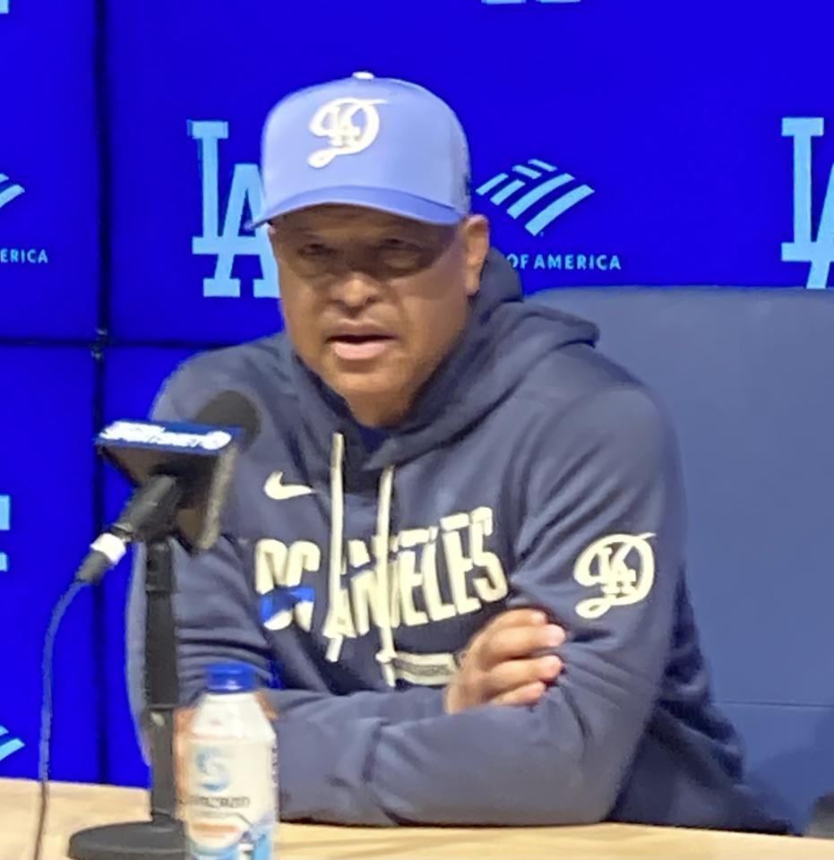 試合前の会見で報道陣の質問に答えるロバーツ監督（撮影・小林信行）