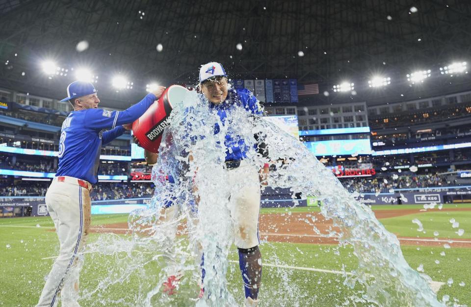 　試合後に手荒い祝福を受ける、５号ソロを放った岡本（共同）