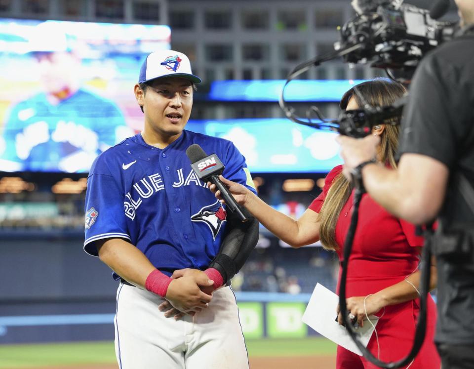 　ガーディアンズに勝利し、インタビューに応じる岡本（共同）