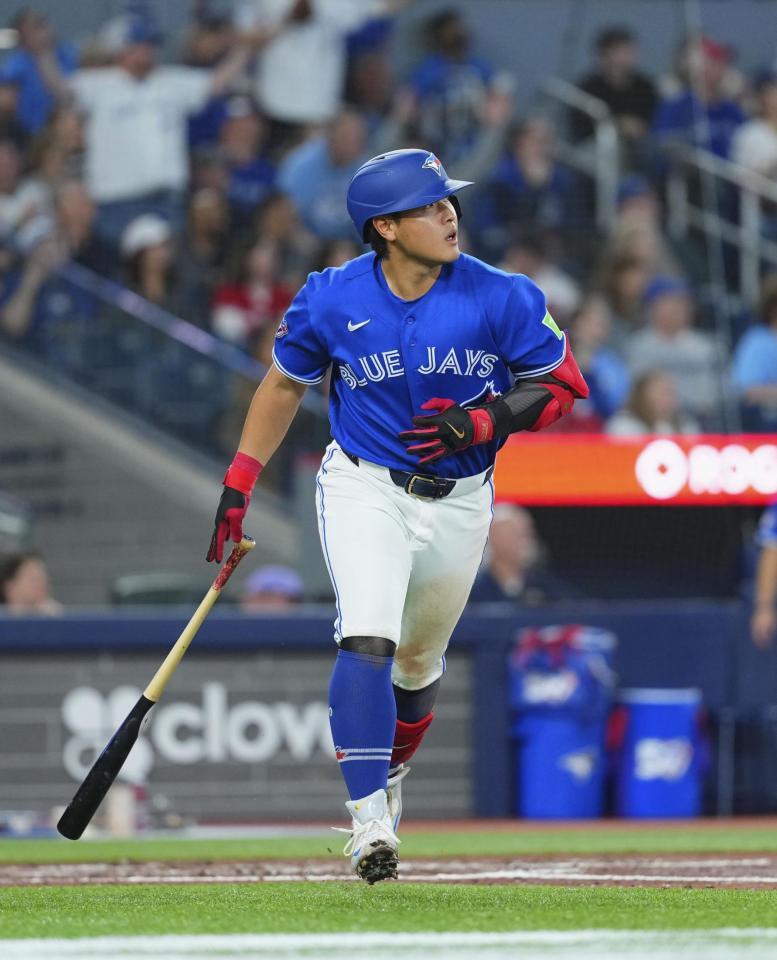 　ガーディアンズ戦の４回、５号ソロを放つ岡本（共同）