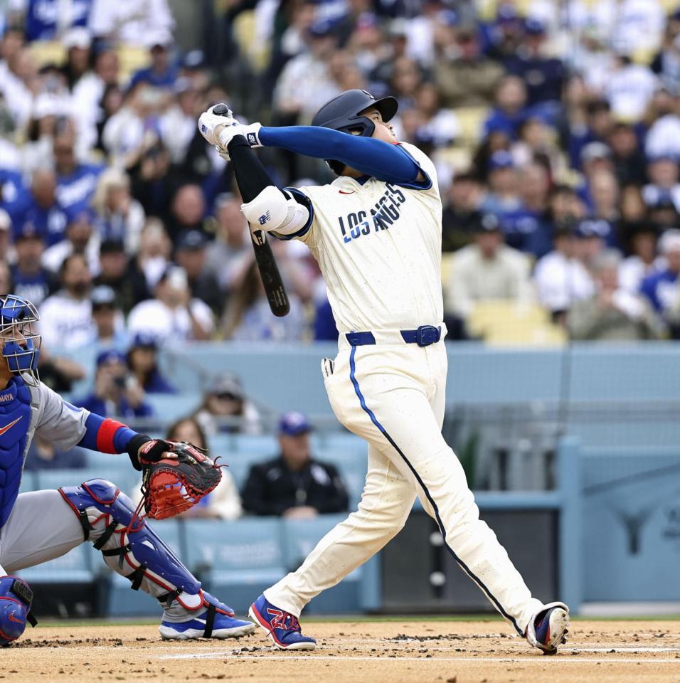 　カブス戦の１回、左前打を放つ大谷（共同）