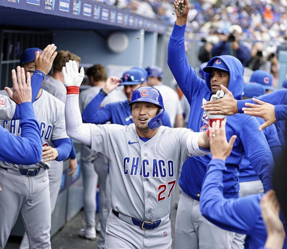 　ドジャース戦の２回、４号ソロを放ち、ベンチで迎えられる鈴木（共同）