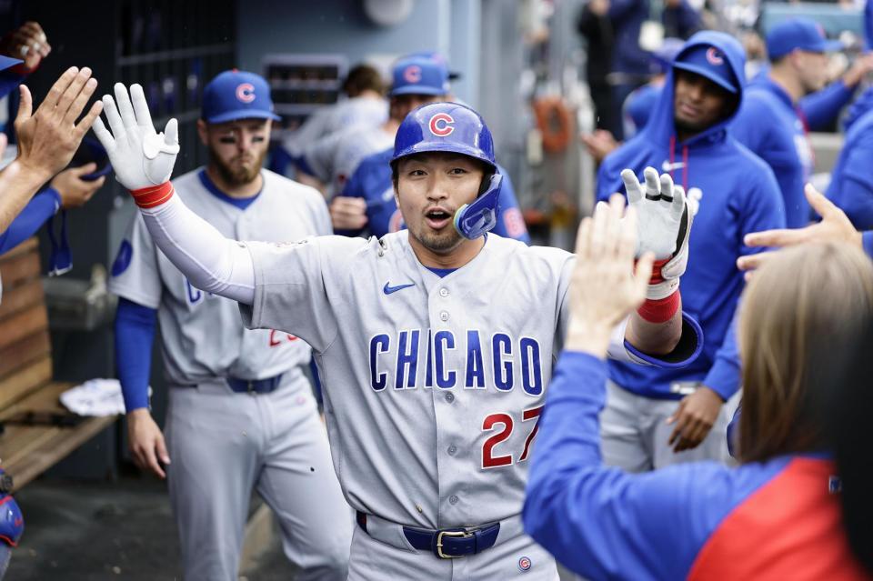 　ドジャース戦の２回、４号ソロを放ち、ベンチで迎えられる鈴木（共同）