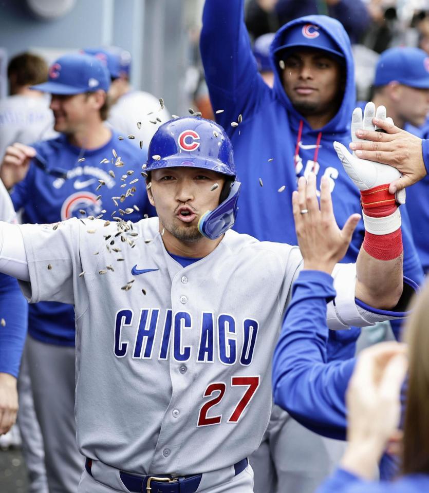 　ドジャース戦の２回、４号ソロを放ち、ベンチで迎えられる鈴木（共同）