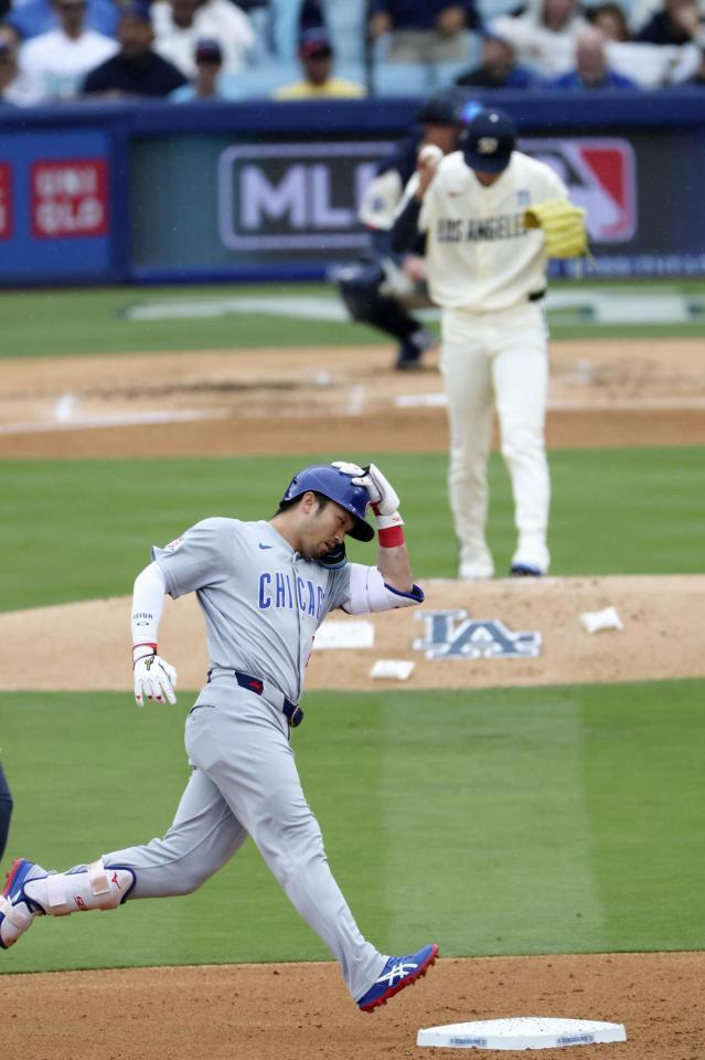 　ドジャース戦の２回、先発佐々木（奥）から４号ソロを放ち、塁を回る鈴木（共同）