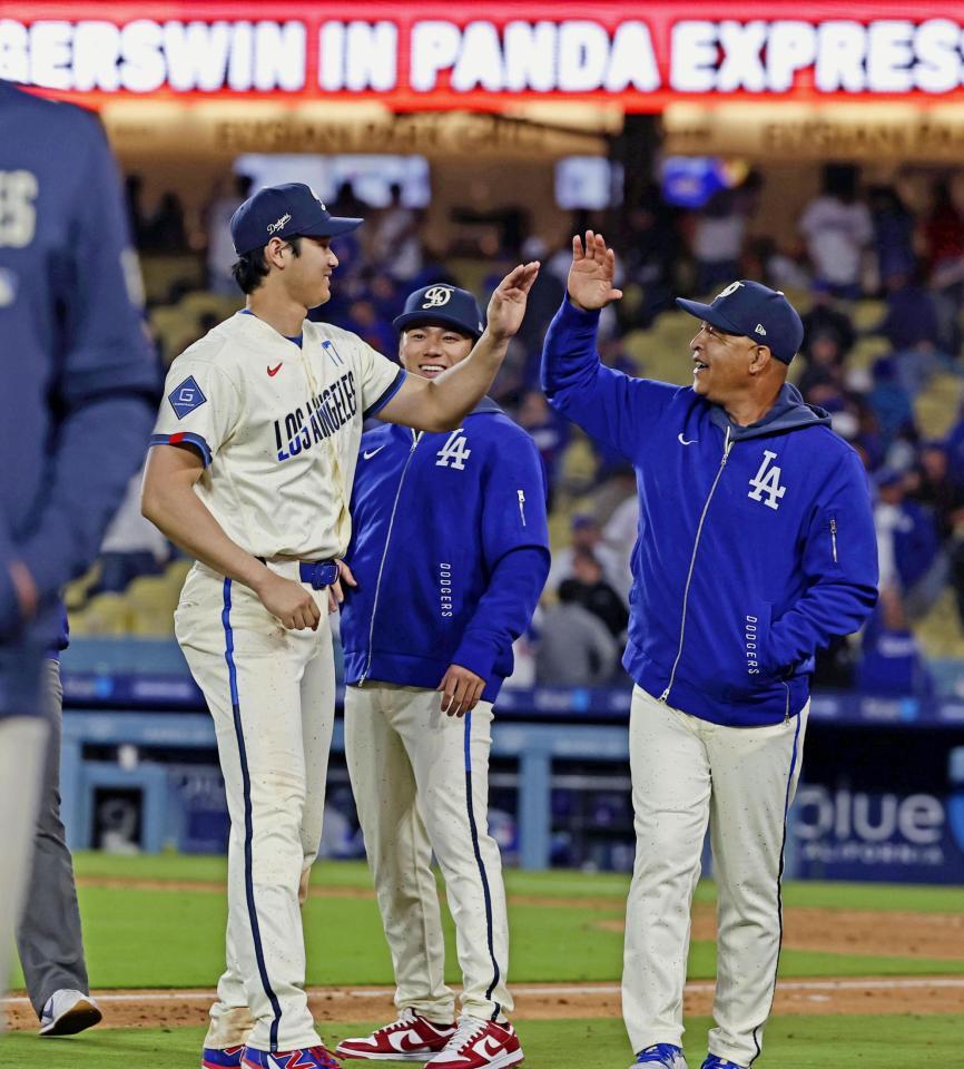 　カブスに快勝しロバーツ監督（右）とタッチを交わす大谷。奥は山本（共同）