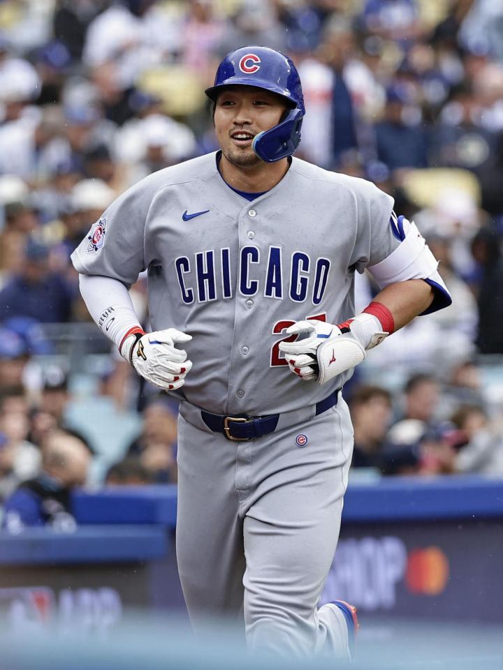 　ドジャース戦の２回、４号ソロを放った鈴木（共同）