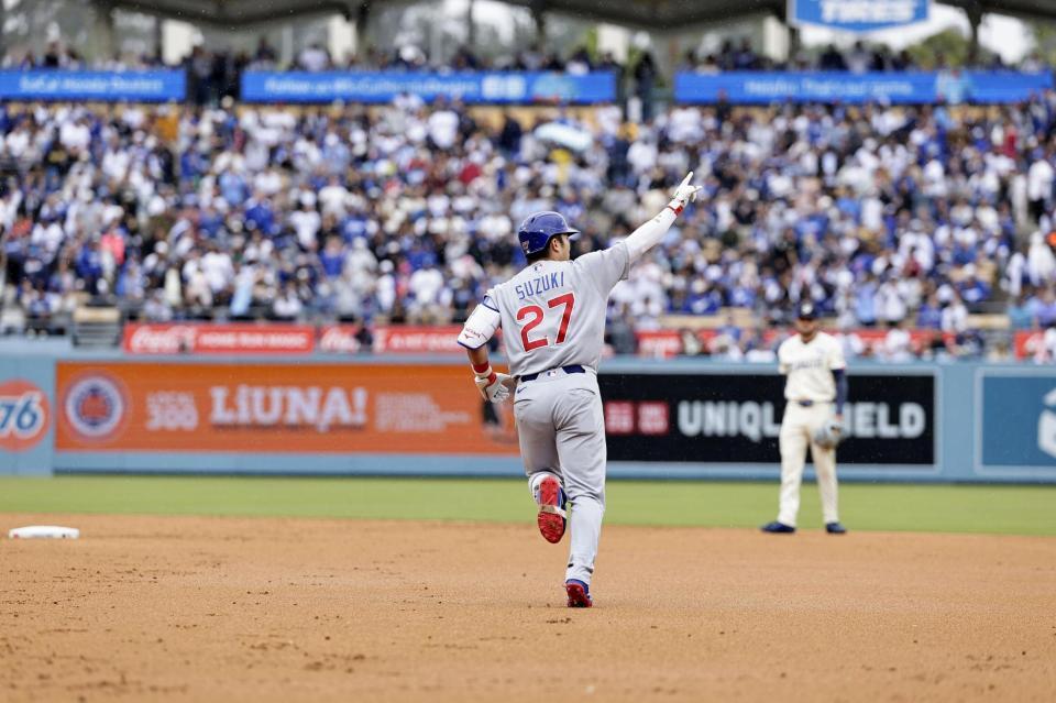 　ドジャース戦の２回、４号ソロを放ち塁を回る鈴木（共同）