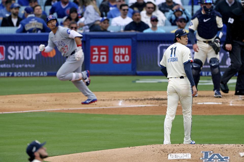 　カブス戦の２回、鈴木（奥左）に４号ソロを浴びた先発の佐々木（共同）