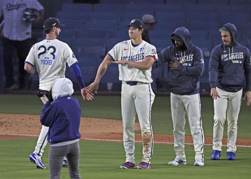 　カブスに快勝し、チームメートを迎える大谷（右から３人目）＝共同