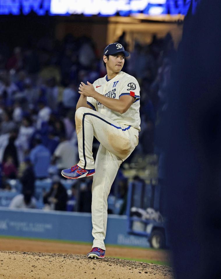 　試合後、マウンドで投球動作を確認する大谷（共同）