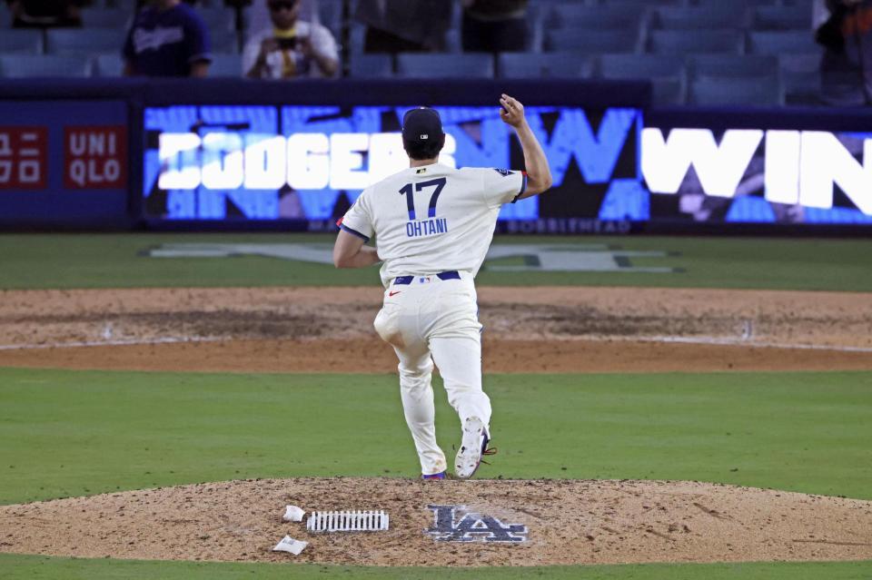 　試合後、マウンドで投球動作を確認する大谷（共同）