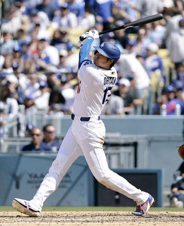 ７回、６号ソロを放つ大谷（提供・共同通信社）