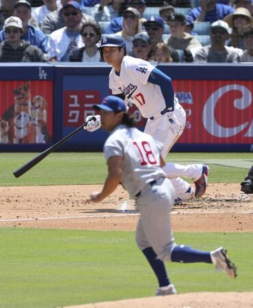 ２回、右前打を放つ大谷。投手今永（共同）