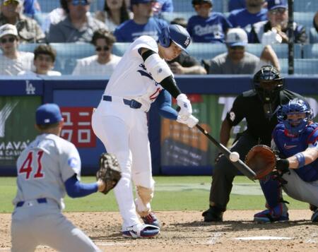 ７回、６号ソロを放つ大谷（共同）