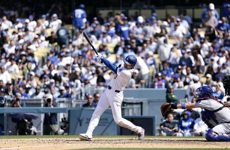 ７回、６号ソロを放つ大谷（共同）
