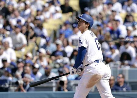 ７回、６号ソロを放つ大谷（共同）