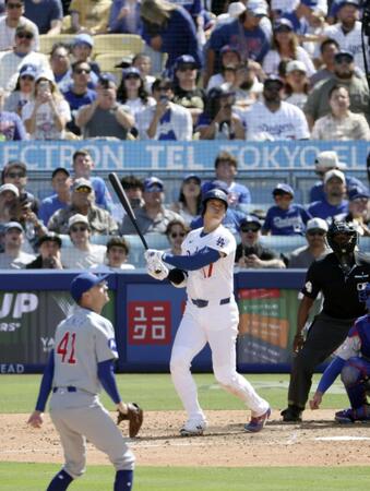 ７回、６号ソロを放つ大谷（共同）